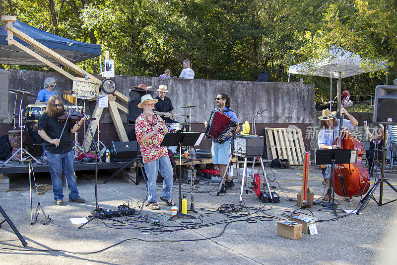 音乐团体Klezmer Local 42在乔治亚州雅典的Jittery Joe's Roaster户外演出。